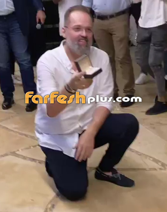 فيديو رومانسي: محمد محمود عبدالعزيز يفاجئ حبيبته ويركع على قدميه ويقدم لها دبل الخطوبة صورة رقم 4