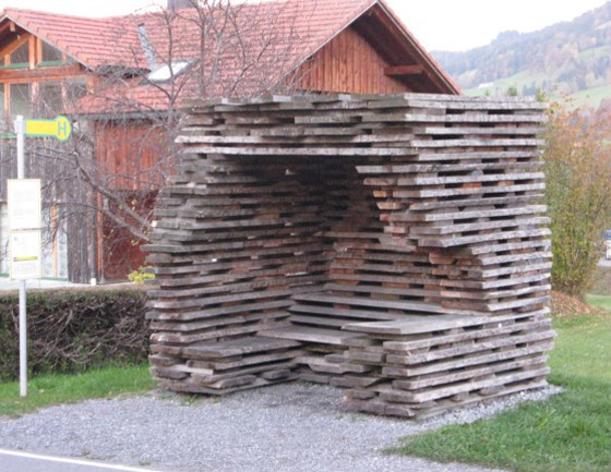 مرحاض وقاعة للأحلام.. إليكم أجمل وأغرب 8 محطات للباص حول العالم صورة رقم 1