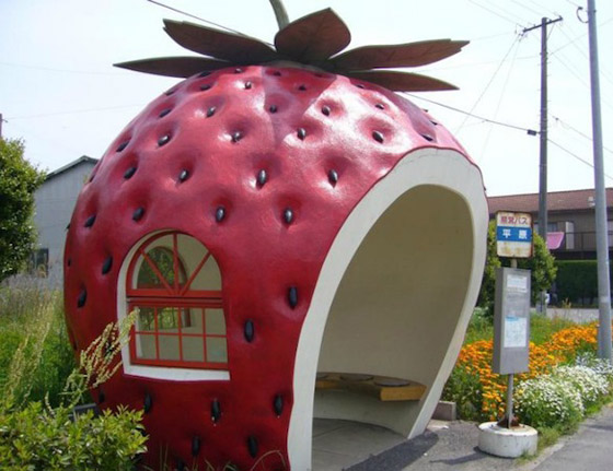 مرحاض وقاعة للأحلام.. إليكم أجمل وأغرب 8 محطات للباص حول العالم صورة رقم 7