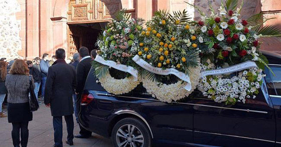 يشتريان سيارة جنازات بعد عجزهما عن شراء سيارة لامبورغيني.. والنتيجة؟ صورة رقم 3