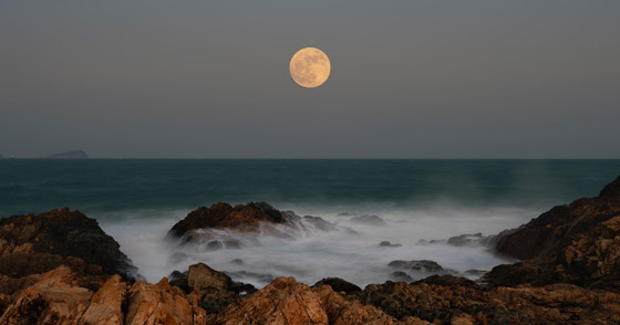 القمر متهم: هكذا يؤثر على كوكب الأرض مسببا الفيضانات والطقس المتطرف صورة رقم 2