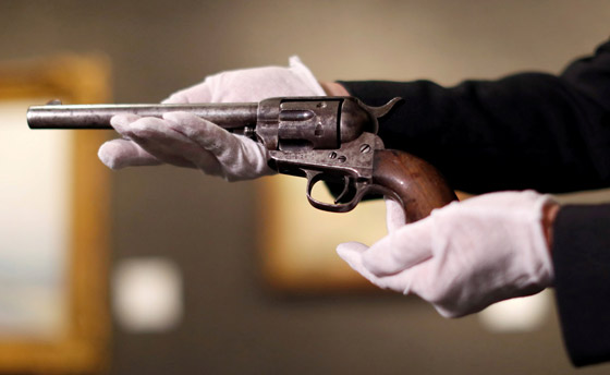 مسدس استُخدم لقتل أشهر المجرمين بأمريكا قبل 140 عاما يباع بـ6 ملايين دولار صورة رقم 1 مسدس استُخدم لقتل أشهر المجرمين بأمريكا قبل 140 عاما يباع بـ6 ملايين دولار صورة رقم 1