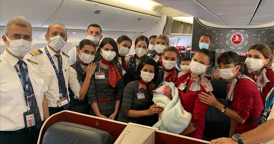 على ارتفاع 10 آلاف متر.. أفغانية تضع مولودتها خلال رحلة في طائرة صورة رقم 2 على ارتفاع 10 آلاف متر.. أفغانية تضع مولودتها خلال رحلة في طائرة صورة رقم 2