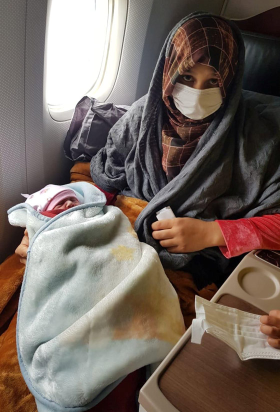 على ارتفاع 10 آلاف متر.. أفغانية تضع مولودتها خلال رحلة في طائرة صورة رقم 4 على ارتفاع 10 آلاف متر.. أفغانية تضع مولودتها خلال رحلة في طائرة صورة رقم 4