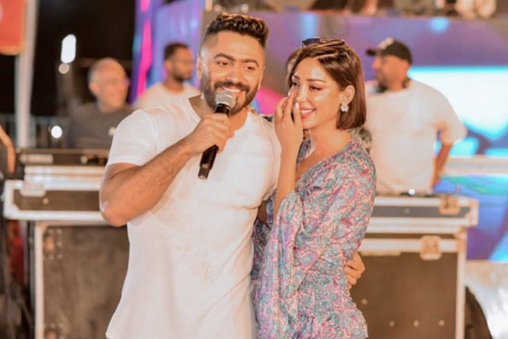 فيديو وصور: بسمة بوسيل تفاجئ زوجها تامر حسني بتورتة وعناق  على المسرح وتغني له صورة رقم 2