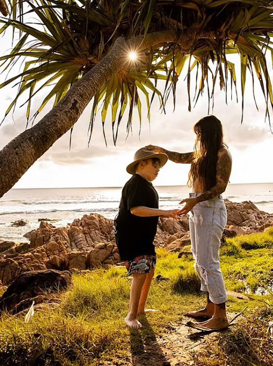 تسافر حول العالم وهي تحمل ابنها على ظهرها صورة رقم 4