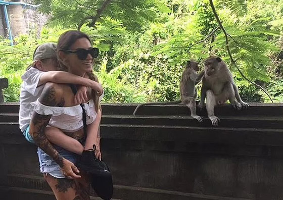 تسافر حول العالم وهي تحمل ابنها على ظهرها صورة رقم 3