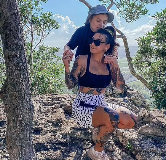 تسافر حول العالم وهي تحمل ابنها على ظهرها صورة رقم 2