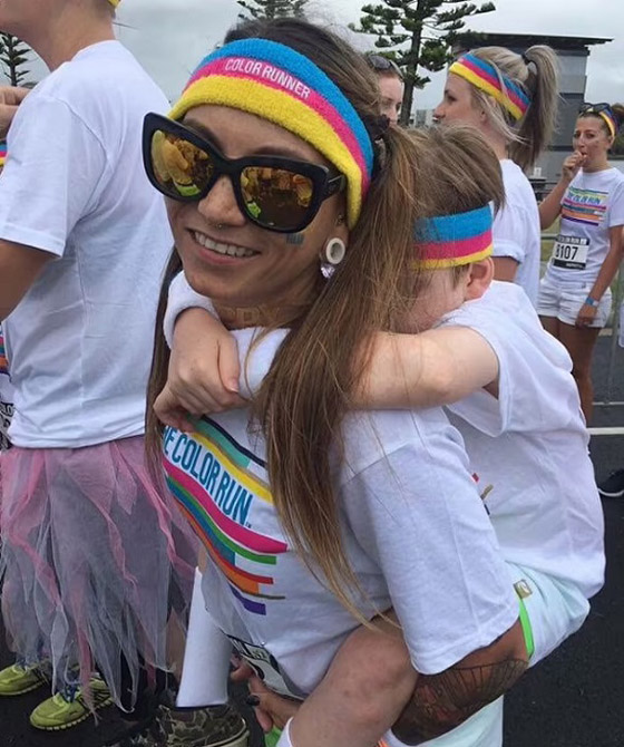 تسافر حول العالم وهي تحمل ابنها على ظهرها صورة رقم 5