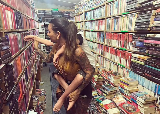 تسافر حول العالم وهي تحمل ابنها على ظهرها صورة رقم 6