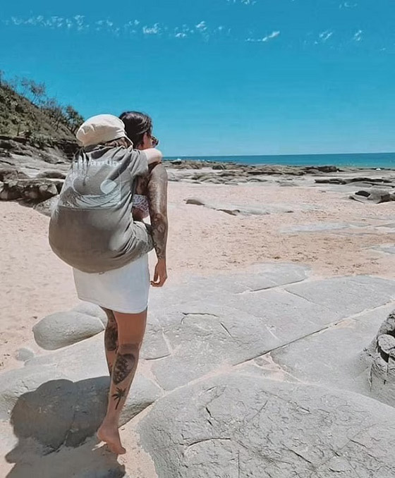 تسافر حول العالم وهي تحمل ابنها على ظهرها صورة رقم 7