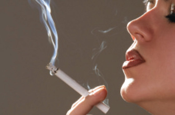 انتبهي.. هذه العادات تؤدي إلى اسمرار الشفاه صورة رقم 4