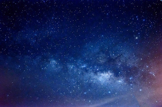 لماذا تبدو سماء الليل مظلمة رغم امتلائها بالنجوم؟ العلم يقدم 3 تفسيرات صورة رقم 6