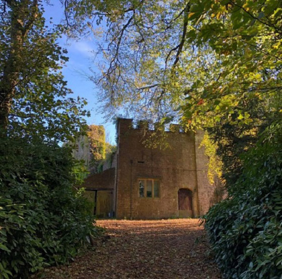 تعتقد بأن زوجها سيطلب الطلاق فيفاجئها بشراء قلعة هدية صورة رقم 2