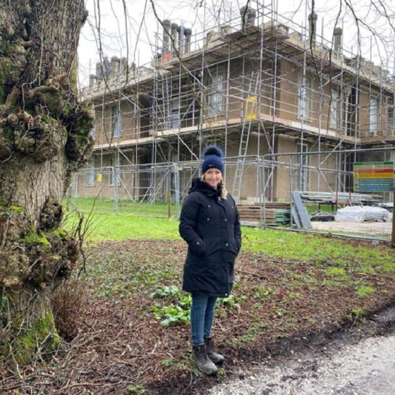 تعتقد بأن زوجها سيطلب الطلاق فيفاجئها بشراء قلعة هدية صورة رقم 3