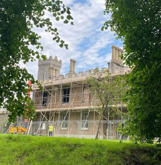 تعتقد بأن زوجها سيطلب الطلاق فيفاجئها بشراء قلعة هدية صورة رقم 4