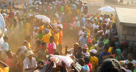 أغرب عادات دفن الموتى حول العالم صورة رقم 3