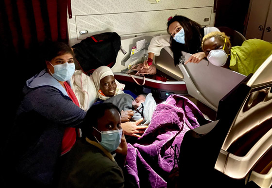 وُصفت بالمعجزة: طبيبة تساعد سيدة على الولادة بطائرة فوق الأجواء المصرية صورة رقم 4