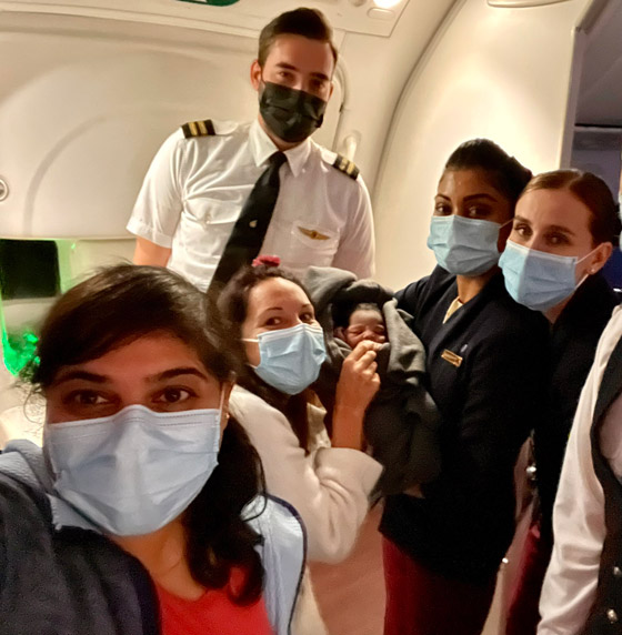 وُصفت بالمعجزة: طبيبة تساعد سيدة على الولادة بطائرة فوق الأجواء المصرية صورة رقم 5