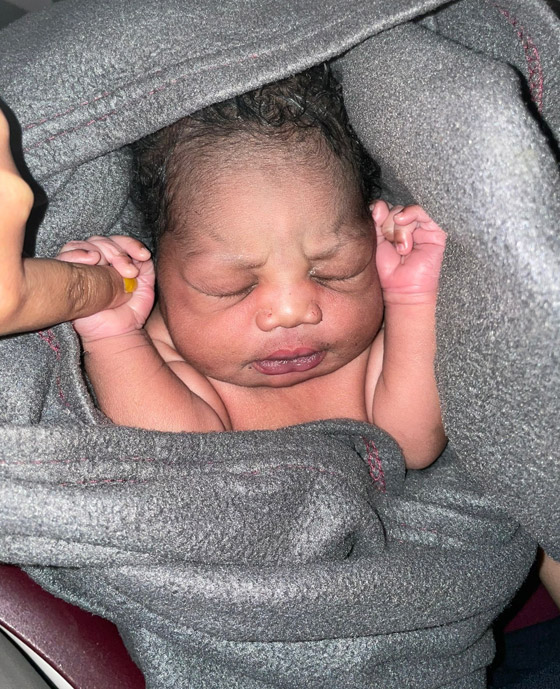 وُصفت بالمعجزة: طبيبة تساعد سيدة على الولادة بطائرة فوق الأجواء المصرية صورة رقم 7