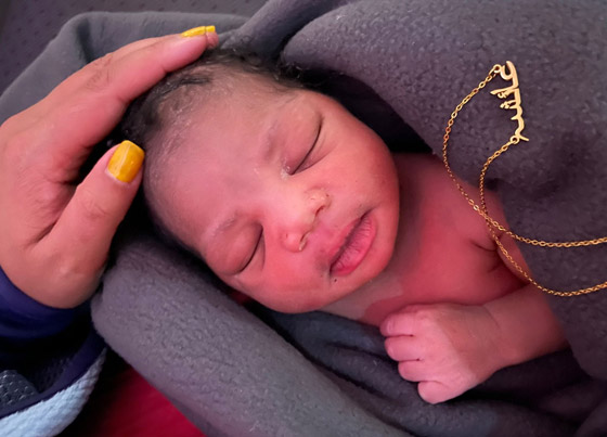 وُصفت بالمعجزة: طبيبة تساعد سيدة على الولادة بطائرة فوق الأجواء المصرية صورة رقم 8