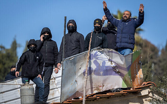 حي الشيخ جراح: مواجهات بين الشرطة الإسرائيلية وفلسطينيين بسبب قرار إخلاء منزل في القدس الشرقية صورة رقم 4 حي الشيخ جراح: مواجهات بين الشرطة الإسرائيلية وفلسطينيين بسبب قرار إخلاء منزل في القدس الشرقية صورة رقم 4