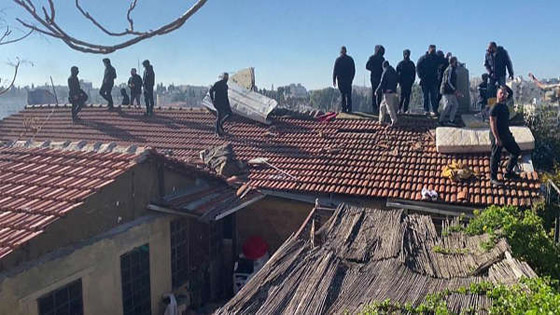 حي الشيخ جراح: مواجهات بين الشرطة الإسرائيلية وفلسطينيين بسبب قرار إخلاء منزل في القدس الشرقية صورة رقم 1 حي الشيخ جراح: مواجهات بين الشرطة الإسرائيلية وفلسطينيين بسبب قرار إخلاء منزل في القدس الشرقية صورة رقم 1