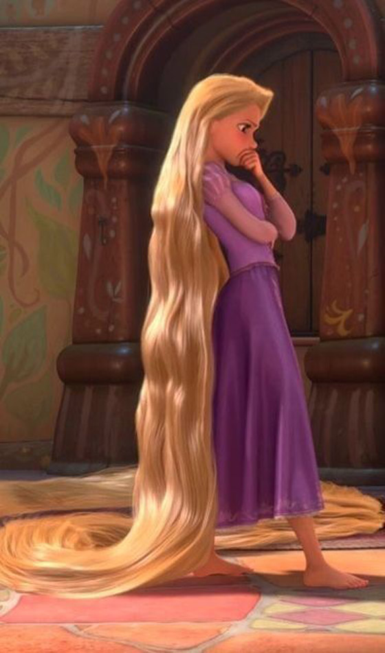 تستثمر شيبها المبكر في تقمص شخصية رابونزل الشهيرة صورة رقم 2