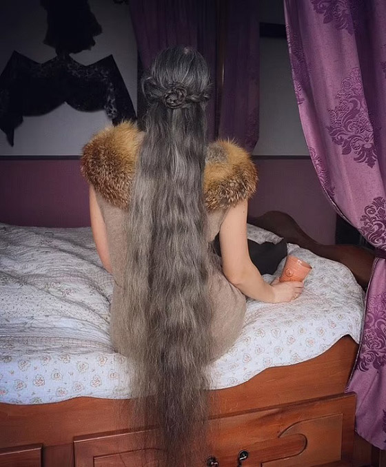 تستثمر شيبها المبكر في تقمص شخصية رابونزل الشهيرة صورة رقم 6