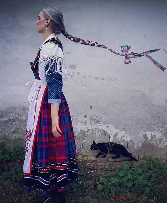 تستثمر شيبها المبكر في تقمص شخصية رابونزل الشهيرة صورة رقم 7