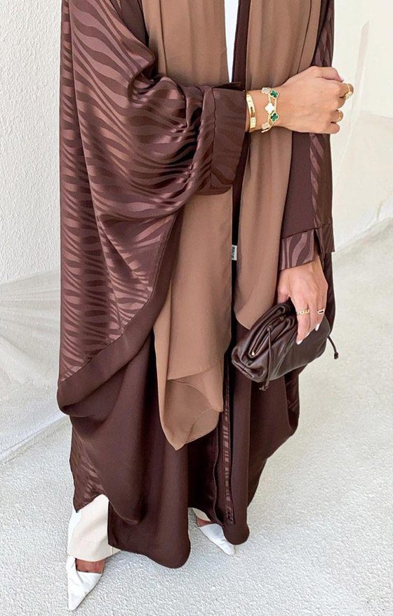 بالصور: إليكم أجمل موديلات عبايات بألوان شتوية موضة 2022 صورة رقم 8 بالصور: إليكم أجمل موديلات عبايات بألوان شتوية موضة 2022 صورة رقم 8