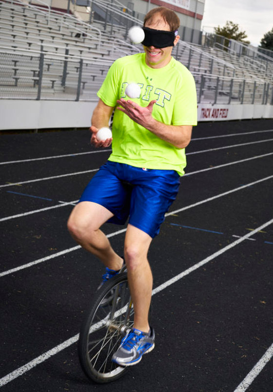 فيديو وصور: رجل أمريكي خارق يحطم 52 رقما قياسيا في 52 أسبوعا! صورة رقم 15