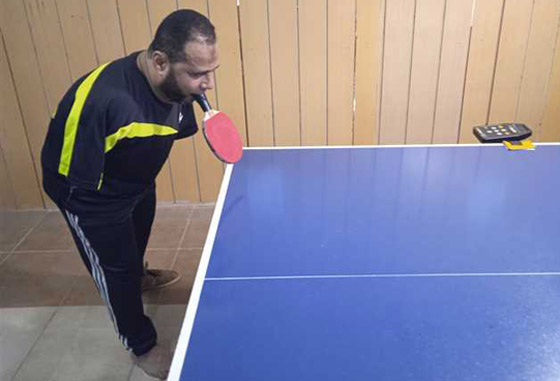 فيديو مذهل: مصري بدون ذراعين بطل تنس طاولة ومحفظ قرآن يمسك القلم بفمه وقدمه صورة رقم 2 فيديو مذهل: مصري بدون ذراعين بطل تنس طاولة ومحفظ قرآن يمسك القلم بفمه وقدمه صورة رقم 2