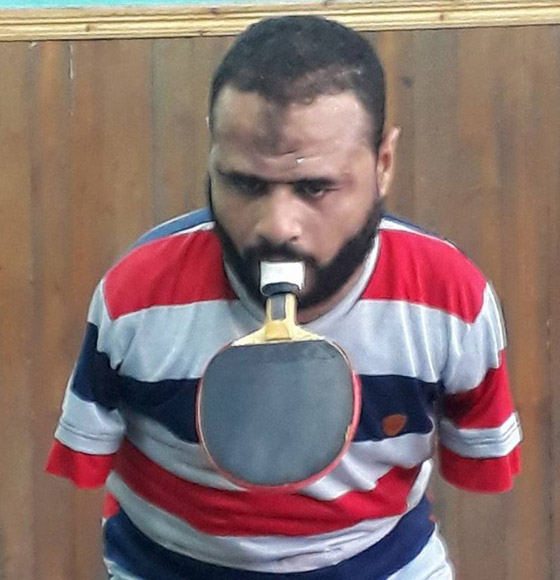 فيديو مذهل: مصري بدون ذراعين بطل تنس طاولة ومحفظ قرآن يمسك القلم بفمه وقدمه صورة رقم 6 فيديو مذهل: مصري بدون ذراعين بطل تنس طاولة ومحفظ قرآن يمسك القلم بفمه وقدمه صورة رقم 6
