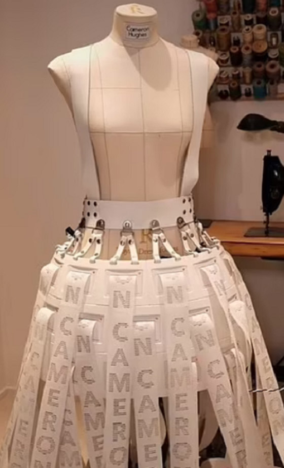 بالصور :أمريكى صمم فساتين تتنفس وتطبع ورق ويحلم بالتصميم لـ ليدى جاجا صورة رقم 2