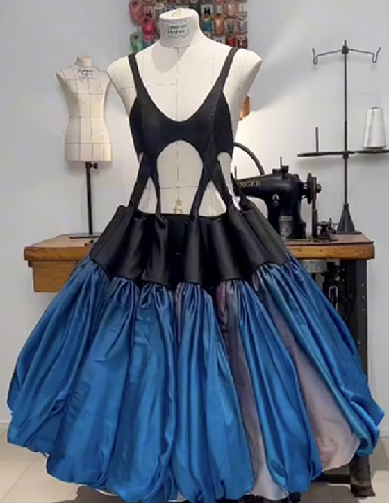 بالصور :أمريكى صمم فساتين تتنفس وتطبع ورق ويحلم بالتصميم لـ ليدى جاجا صورة رقم 3