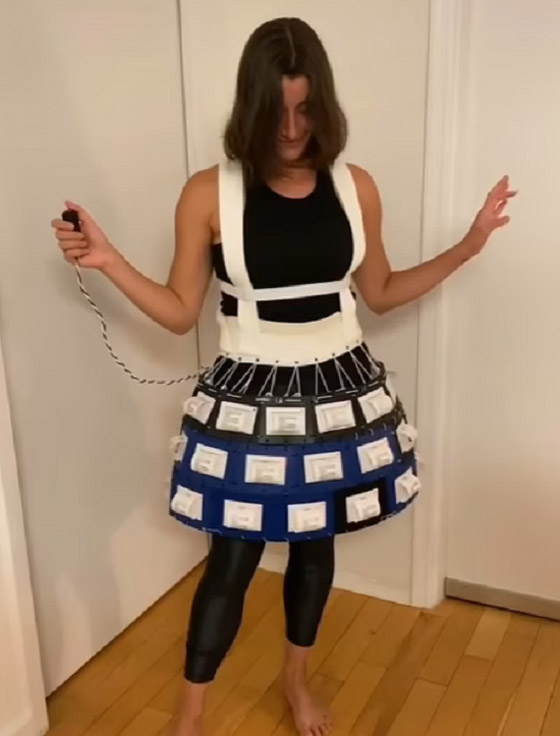 بالصور :أمريكى صمم فساتين تتنفس وتطبع ورق ويحلم بالتصميم لـ ليدى جاجا صورة رقم 4