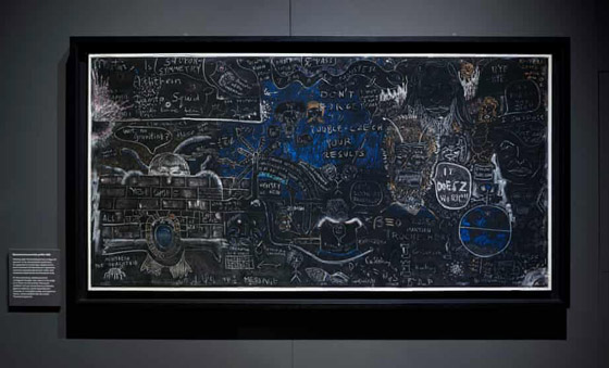 معادلات ورسومات غامضة.. محاولات لحل لغز سبورة ستيفن هوكينغ السوداء صورة رقم 1