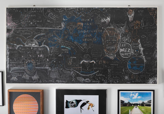 معادلات ورسومات غامضة.. محاولات لحل لغز سبورة ستيفن هوكينغ السوداء صورة رقم 5