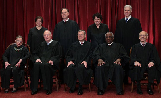 باروكة مجفّفة وألوان مختلفة… هذا ما يرتديه القضاة حول العالم صورة رقم 1