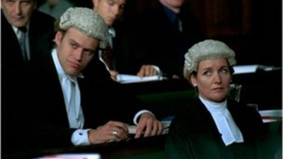 باروكة مجفّفة وألوان مختلفة… هذا ما يرتديه القضاة حول العالم صورة رقم 2