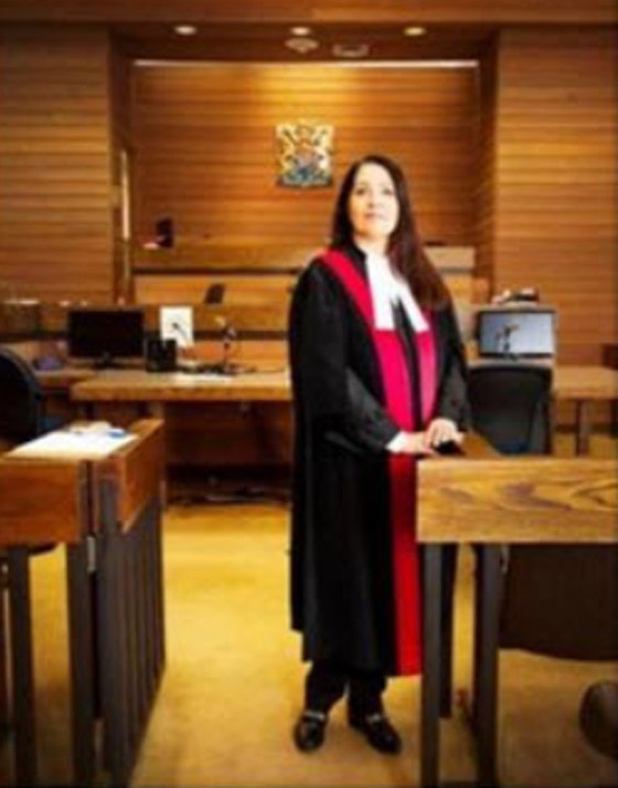 باروكة مجفّفة وألوان مختلفة… هذا ما يرتديه القضاة حول العالم صورة رقم 3