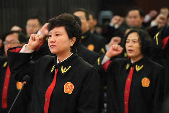 باروكة مجفّفة وألوان مختلفة… هذا ما يرتديه القضاة حول العالم صورة رقم 4