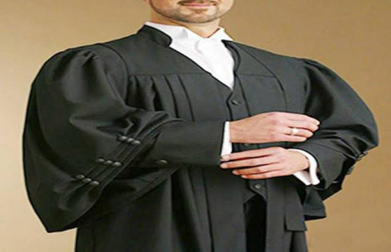 باروكة مجفّفة وألوان مختلفة… هذا ما يرتديه القضاة حول العالم صورة رقم 5