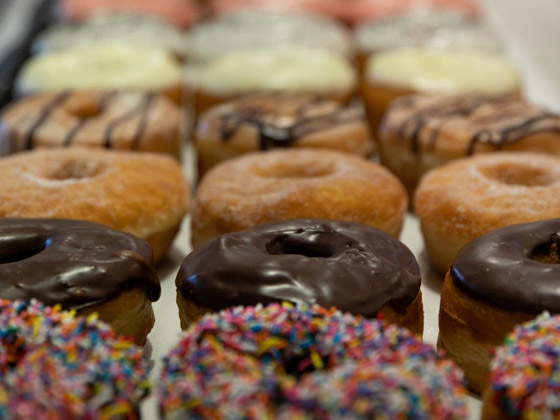 سلسلة مخابز أمريكية تبحث عن “مولعٍ بالكعك المحلَّى”.. وظيفته تجريب نكهاتها وترويجها على “السوشيال ميديا” صورة رقم 2