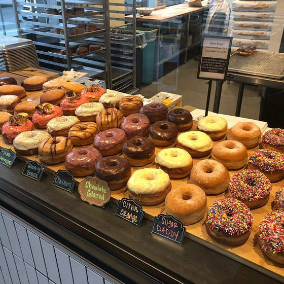 سلسلة مخابز أمريكية تبحث عن “مولعٍ بالكعك المحلَّى”.. وظيفته تجريب نكهاتها وترويجها على “السوشيال ميديا” صورة رقم 4