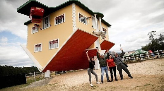 منزل معكوس يجذب السياح في كولومبيا صورة رقم 1