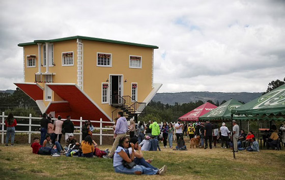 منزل معكوس يجذب السياح في كولومبيا صورة رقم 2