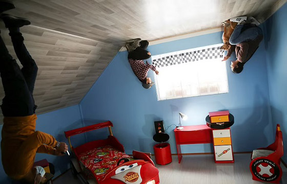 منزل معكوس يجذب السياح في كولومبيا صورة رقم 5