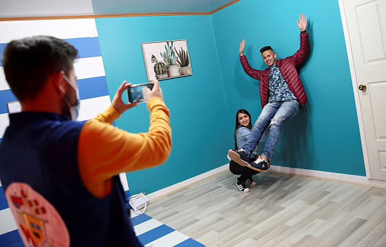 منزل معكوس يجذب السياح في كولومبيا صورة رقم 6